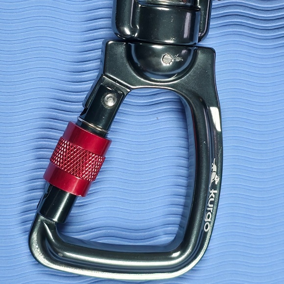 Kurgo Adjustable Nylon Dog Leash w/ Swivel Locking Metal Carabiner 20kN - Picture 8 of 10